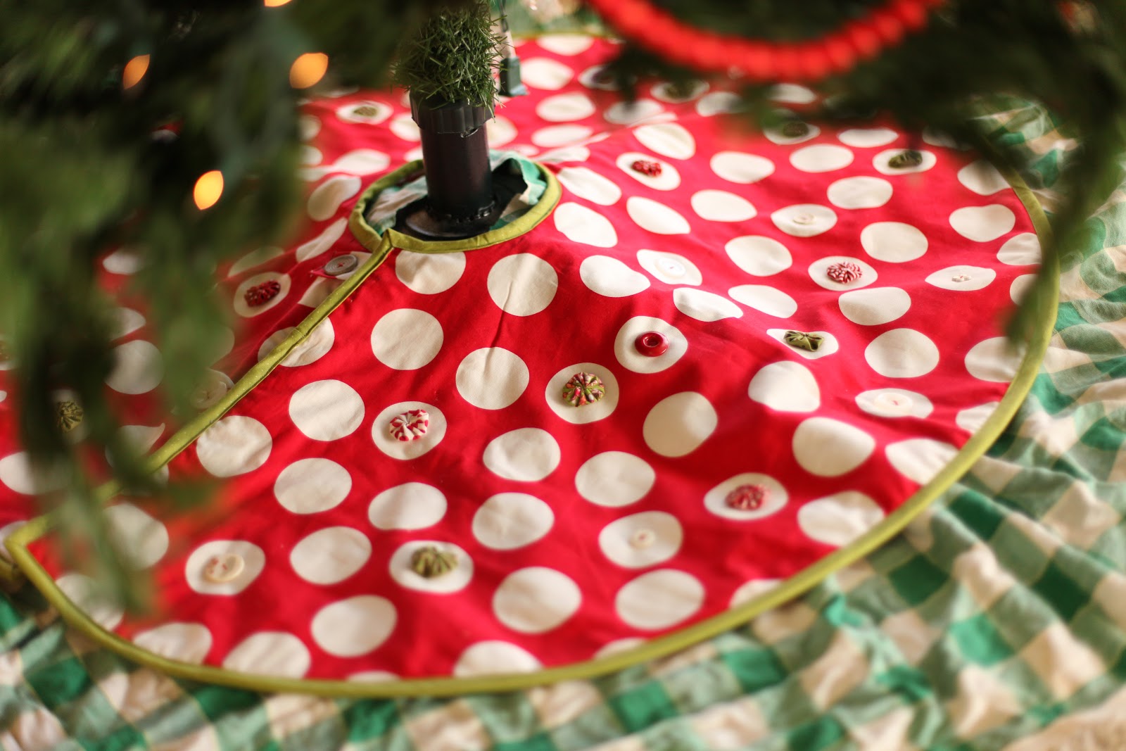 THE QUILT BARN Polka Dot Tree Skirt Tutorial
