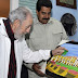 Nicolás Maduro regala a Fidel un cuadro pintado por Chávez