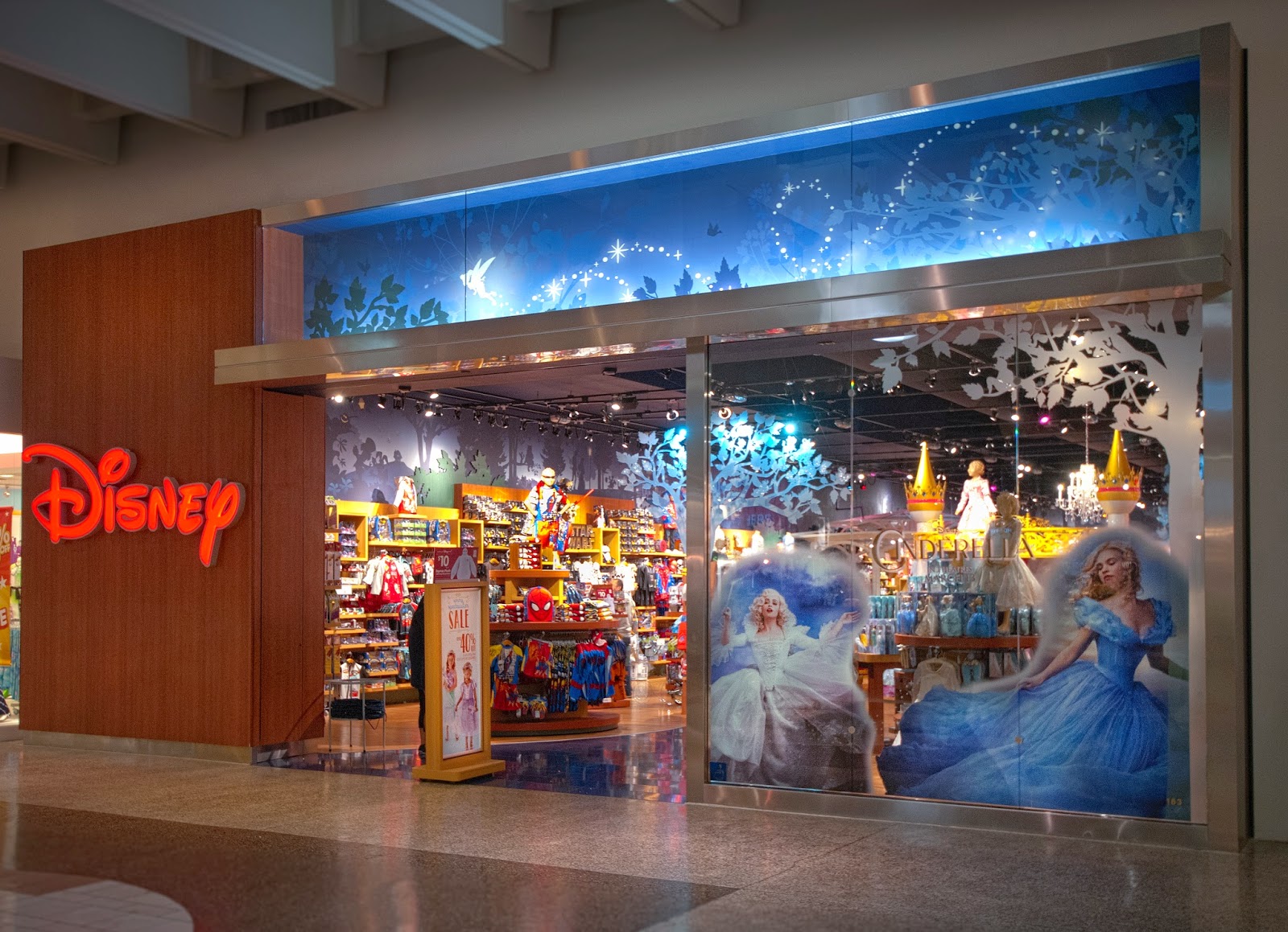 America News DISNEY STORE CELEBRA SU 28O