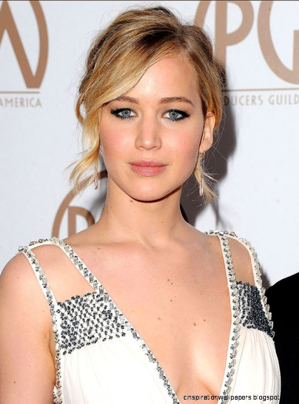 Jennifer Lawrence and Nicholas Hoult Reunite on the Set of X Men Jennifer Lawrence and Nicholas Hoult Reunite on the Set of X Men