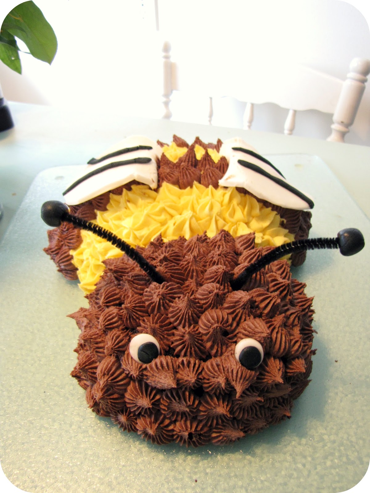 My House of Giggles: A Yellow Bumble Bee Birthday Party!