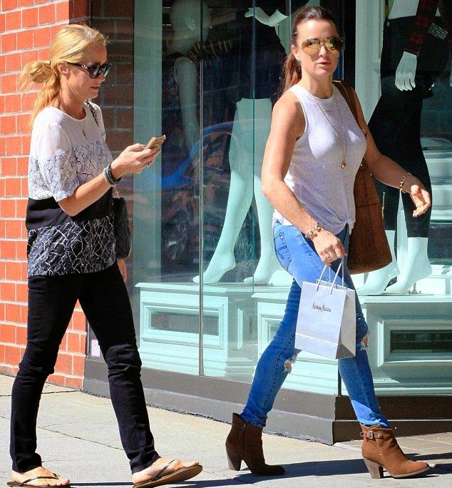 There’s no telling what the duo discussed over shopping fun, but Kyle Richards seemed very comfortly in her casual appearance. The 45-year-old dressed for easy to walk in a blue jeans and a cosy white cloth to stock up on groceries at Beverly Hills on Monday, September 22, 2014.