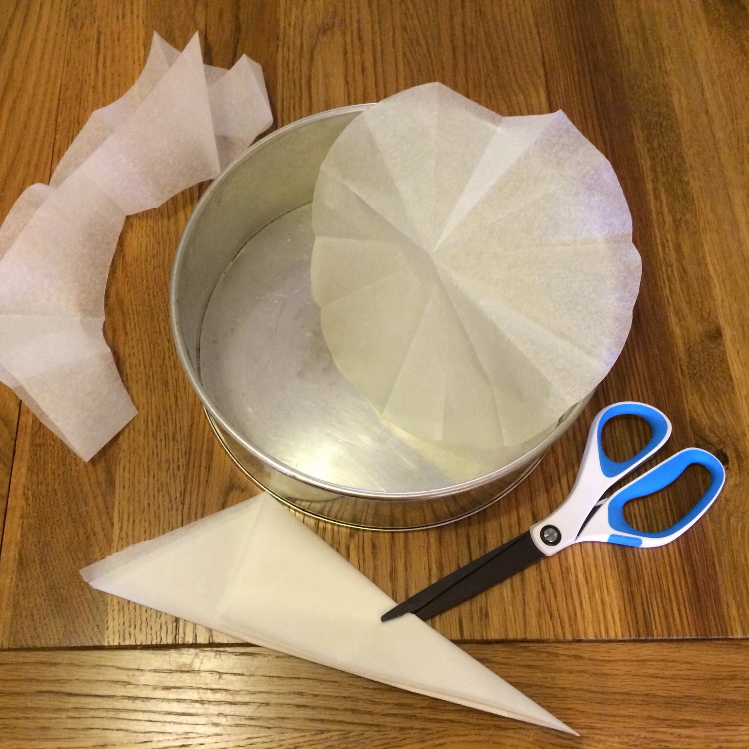 Elaine's Sweet Life Hassle Free Cake Pan Lining {Quick Tip}