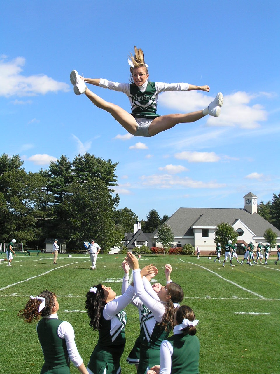 WA DANCE STUDIO WAkipedia What is Cheerleading? Nhảy cổ động là gì?