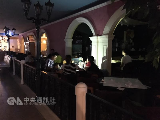 新北市板橋區大遠百購物中心13日下午約4時30分無預 警停電,造成8樓與9樓營業中的餐廳與櫃位停擺,無法 作業,消費者只能靜待恢復供電。圖為餐廳區一片漆黑 。 新北市板橋區大遠百購物中心13日下午約4時30分無預 警停電,造成8樓與9樓營業中的餐廳與櫃位停擺,無法 作業,消費者只能靜待恢復供電。圖為餐廳區一片漆黑 。