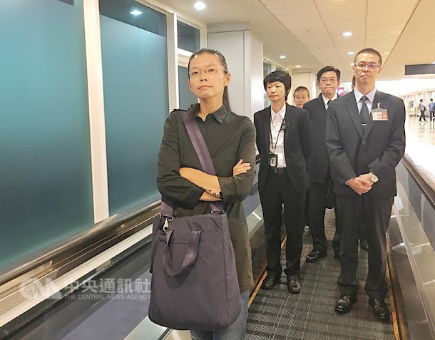 非政府組織(NGO)工作者李明哲妻子李凈瑜(前左) 與婆婆郭秀秦12日晚間返抵台灣,至於下一步,李淨瑜說, 還要再與救援小組討論。 非政府組織(NGO)工作者李明哲妻子李凈瑜(前左) 與婆婆郭秀秦12日晚間返抵台灣,至於下一步,李淨瑜說, 還要再與救援小組討論。