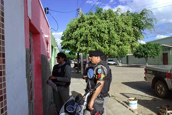 Policiais Militares do 9º BPM cumprem mandados de busca e apreensão em Nova Floresta depois de jovens exibirem armas no Facebook 
