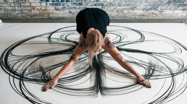 Artista cobierte movimientos de baile en hermosos dibujos al carboncillo