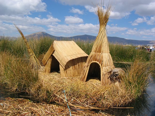 Menikmati Eksotisnya Desa Terapung Suku Uros di Danau Titicaca Rumah+suku+Uros