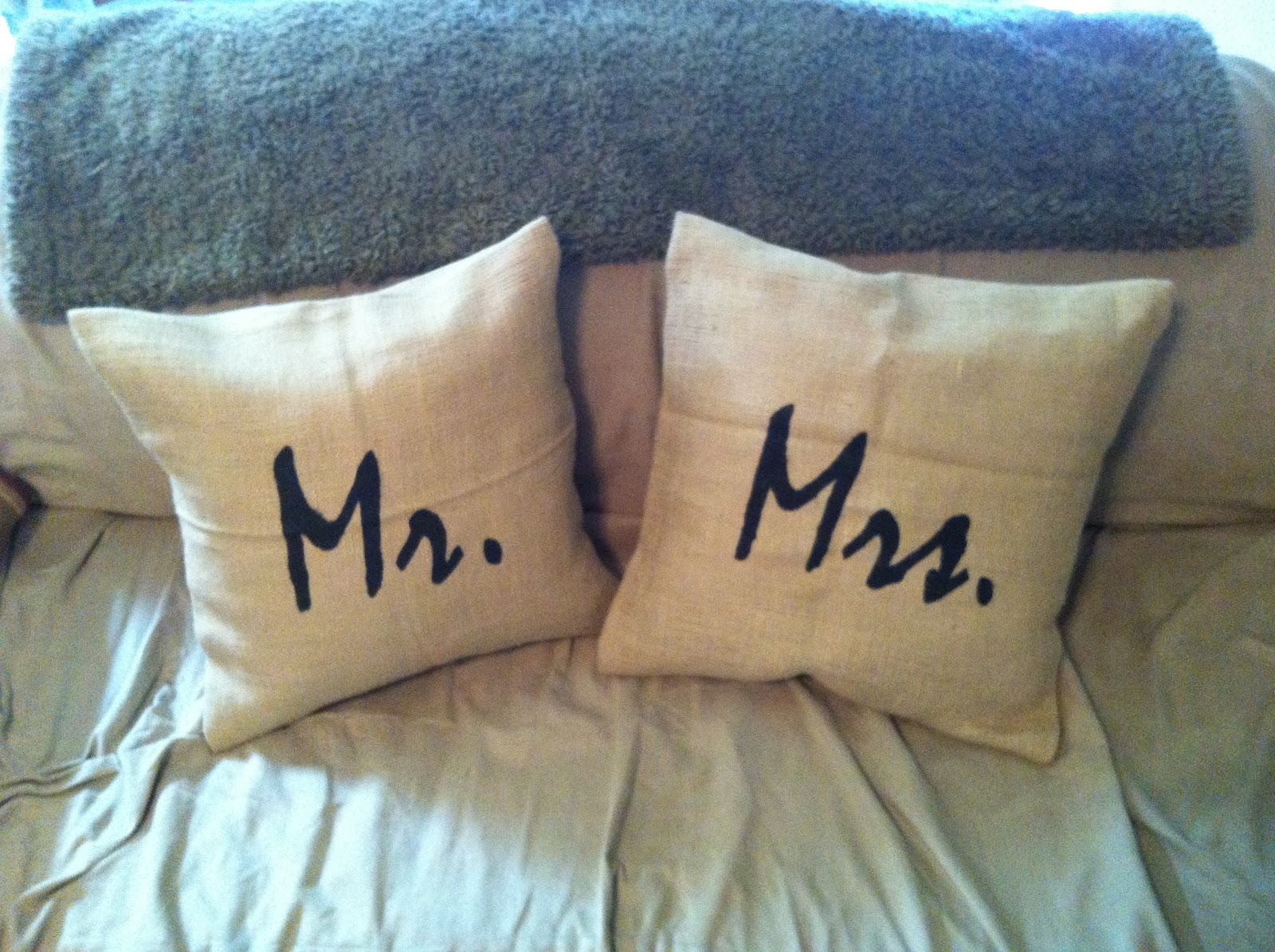 the kc experience "Mr. & Mrs." Pillow Set Tutorial