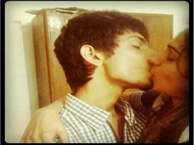 Anirudh-Ravichander-kiss-Andrea-Jeremiah.jpg