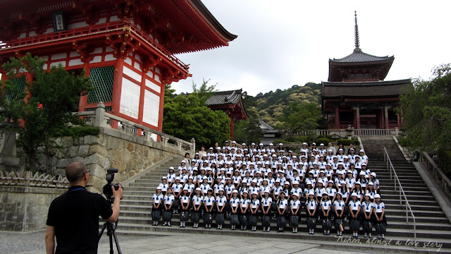 Schoolkids at Kiyomizu-dera Schoolkids at Kiyomizu-dera
