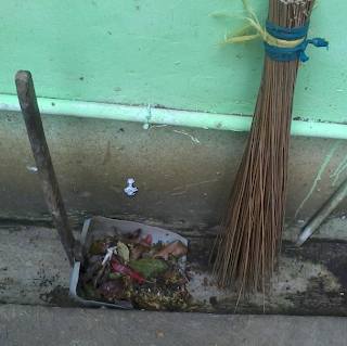 Memanfaatkan Jerigen/Kompan Bekas Alat Pembersih Sampah