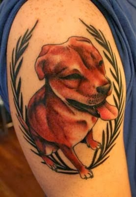 tatuagens de cachorro no ombro masculino