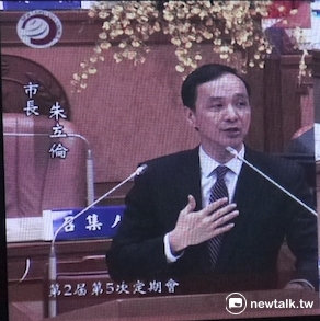 新北市長朱立倫接受質詢。 新北市長朱立倫接受質詢。