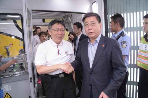 上海台辦主任李文輝為柯文哲接機,兩人握手握得很緊。 上海台辦主任李文輝為柯文哲接機,兩人握手握得很緊。
