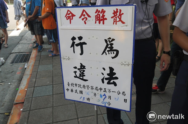 愛國同心會張秀葉在凱道旁舉牌抗議蔡英文滅香是為了去中國化。 愛國同心會張秀葉在凱道旁舉牌抗議蔡英文滅香是為了去中國化。