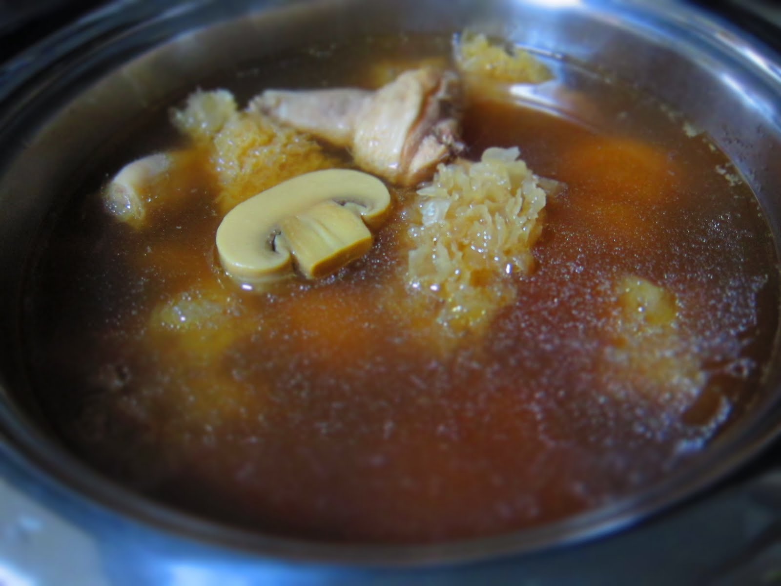 PapaCheong's 拿手好菜 Herbal Chicken Soup with White Fungus and Button