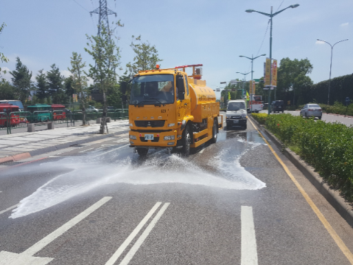 高溫警界進入第六天,環保局灑水車持續針對高溫路面進行降溫作業。 高溫警界進入第六天,環保局灑水車持續針對高溫路面進行降溫作業。