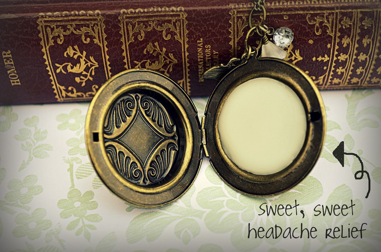 Kitty Cats and Airplanes Solid perfume (a tutorial)