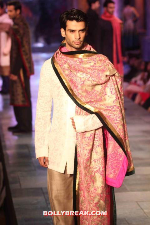 Model in Manish Malhotra Dress Walking the rap at Mijwan Fashion Show 2012 - (20) - Manish Malhotra Dresses - Mijwan Fashion Show 2012