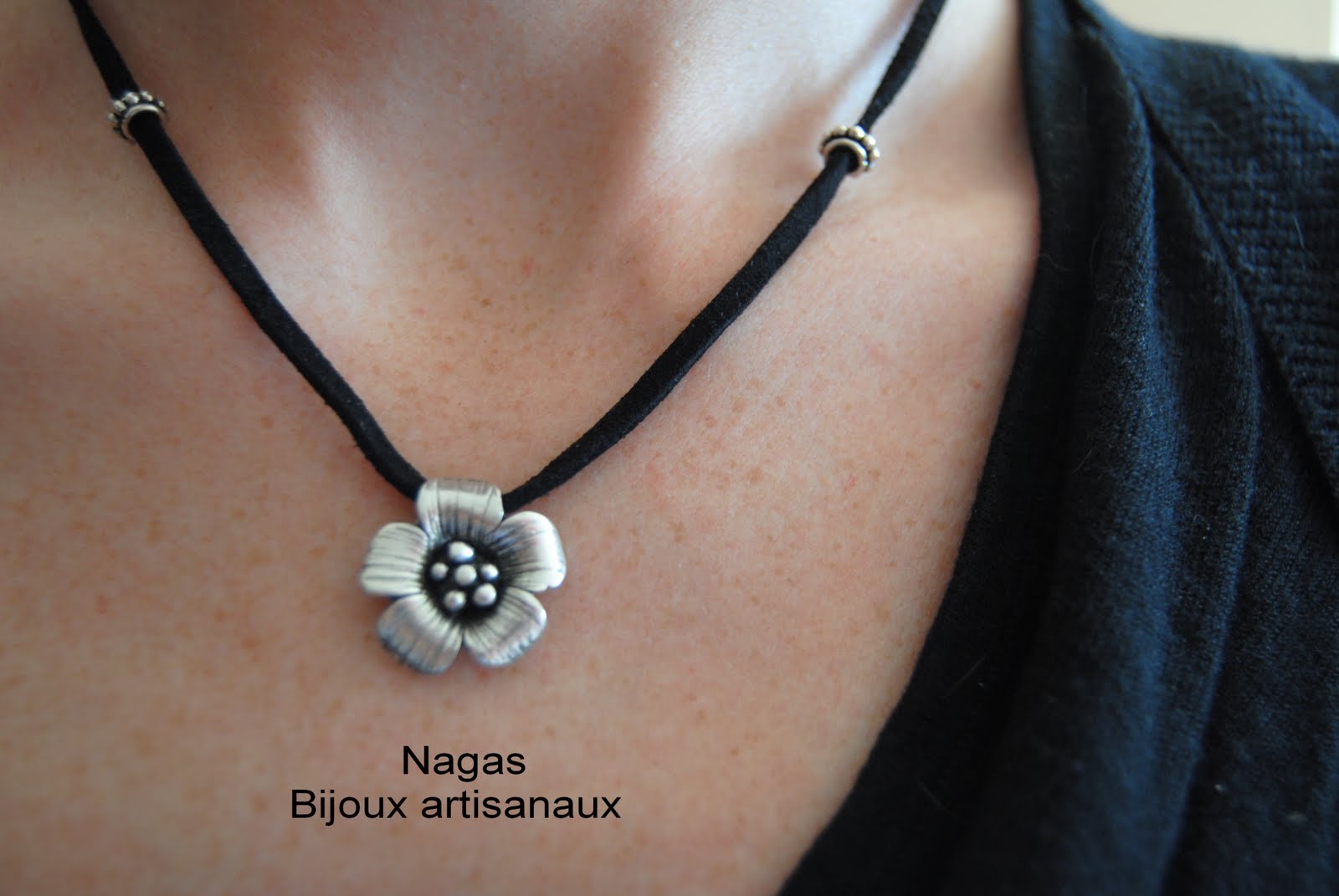 Nagas bijoux artisanaux Collier fleur sur un lacet en daim