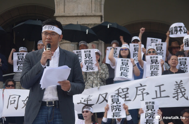 臺灣大學法研所學生獨自一人前往司法院高舉彩虹旗支持同性婚姻法案。 臺灣大學法研所學生獨自一人前往司法院高舉彩虹旗支持同性婚姻法案。