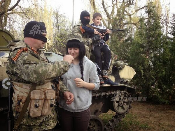 مشاهد من الحرب في اوكرانيا  Russian+rebels+4