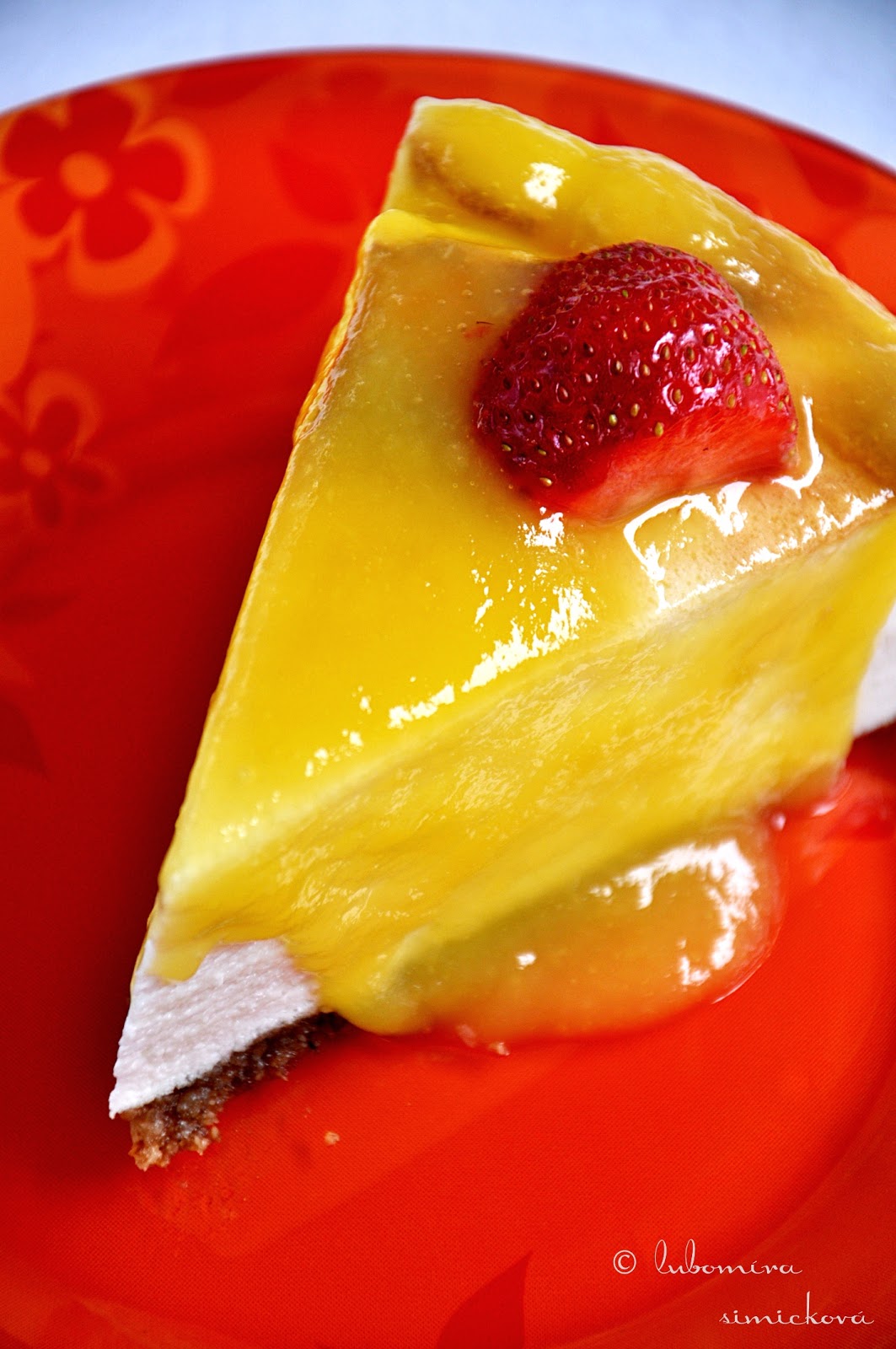 CoLoRes, SaBoRes, oLoRes...CoLoRs, TaSTeS, SmeLLS sour cream cake with