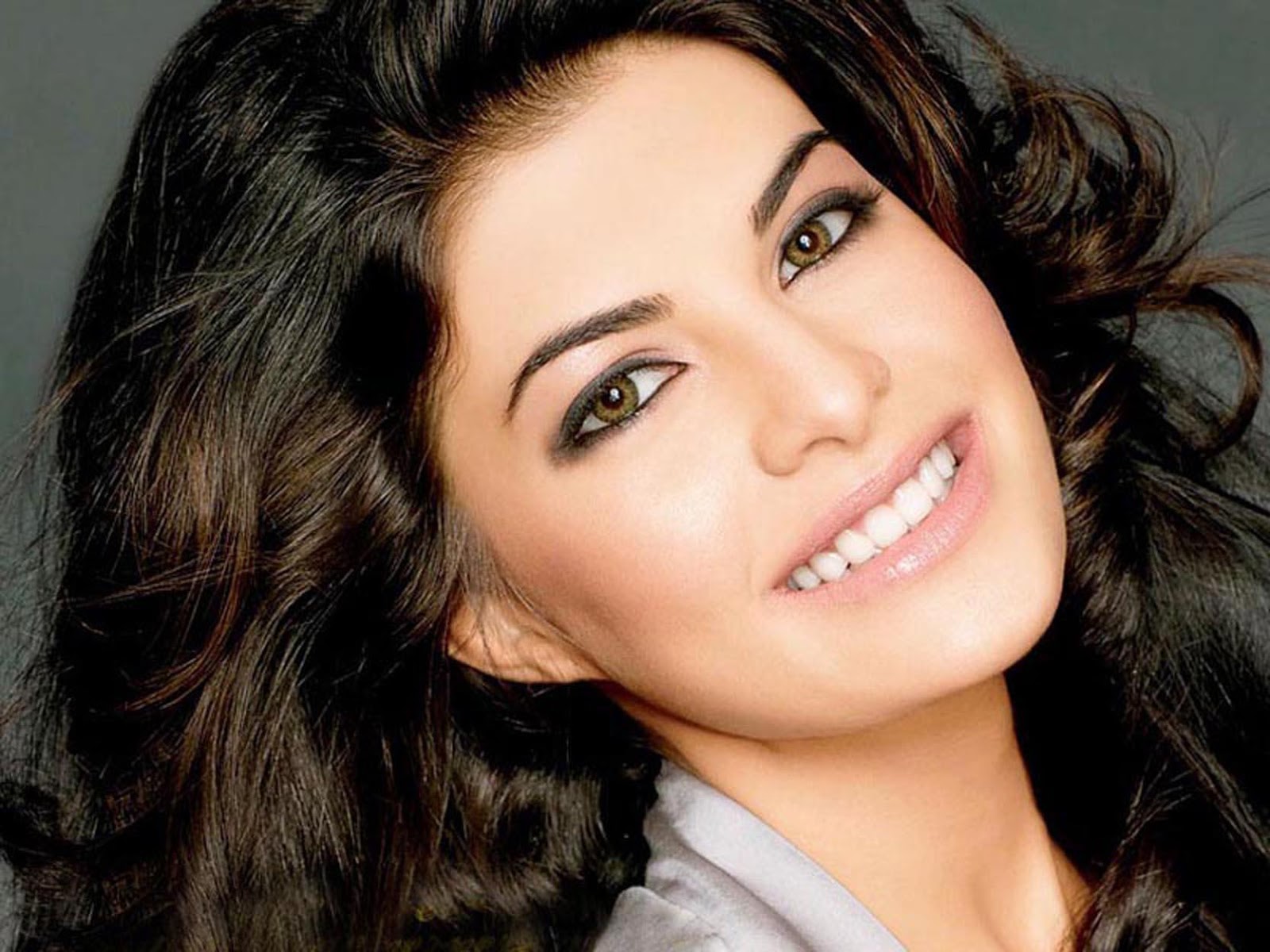 jacqueline fernandez smiling face pic