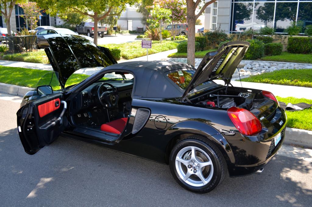 10k: Mintyship Runabout: 2000 Toyota MR2 Spyder, Low MIles.