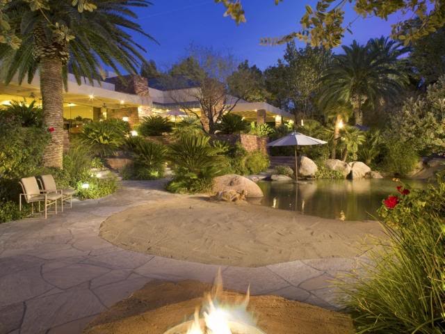 Traumhäuser & LuxusImmobilien Traumhaus mit großem tropischem Garten