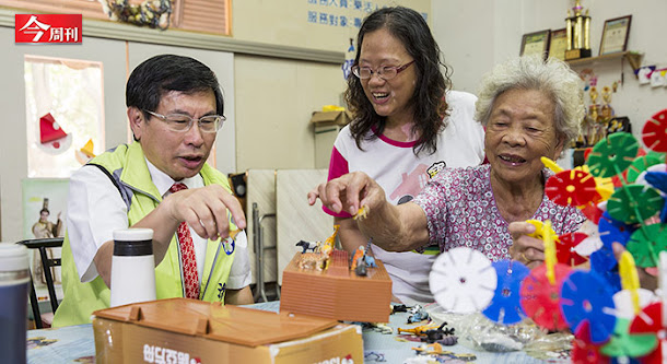 訓練長者手眼協調與平衡感的遊戲區,66歲的嘉義市長涂醒哲,身處大齡電玩公嬤族群中,算是最資淺的,首次體驗的他,三兩下就「game over」,惹得一旁的指導老師忍不住開玩笑說:「市長,你應該要來上課嘍!」。 訓練長者手眼協調與平衡感的遊戲區,66歲的嘉義市長涂醒哲,身處大齡電玩公嬤族群中,算是最資淺的,首次體驗的他,三兩下就「game over」,惹得一旁的指導老師忍不住開玩笑說:「市長,你應該要來上課嘍!」。
