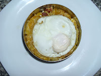 Huevos Rotos con Chorizo-añadiendo el huevo frito