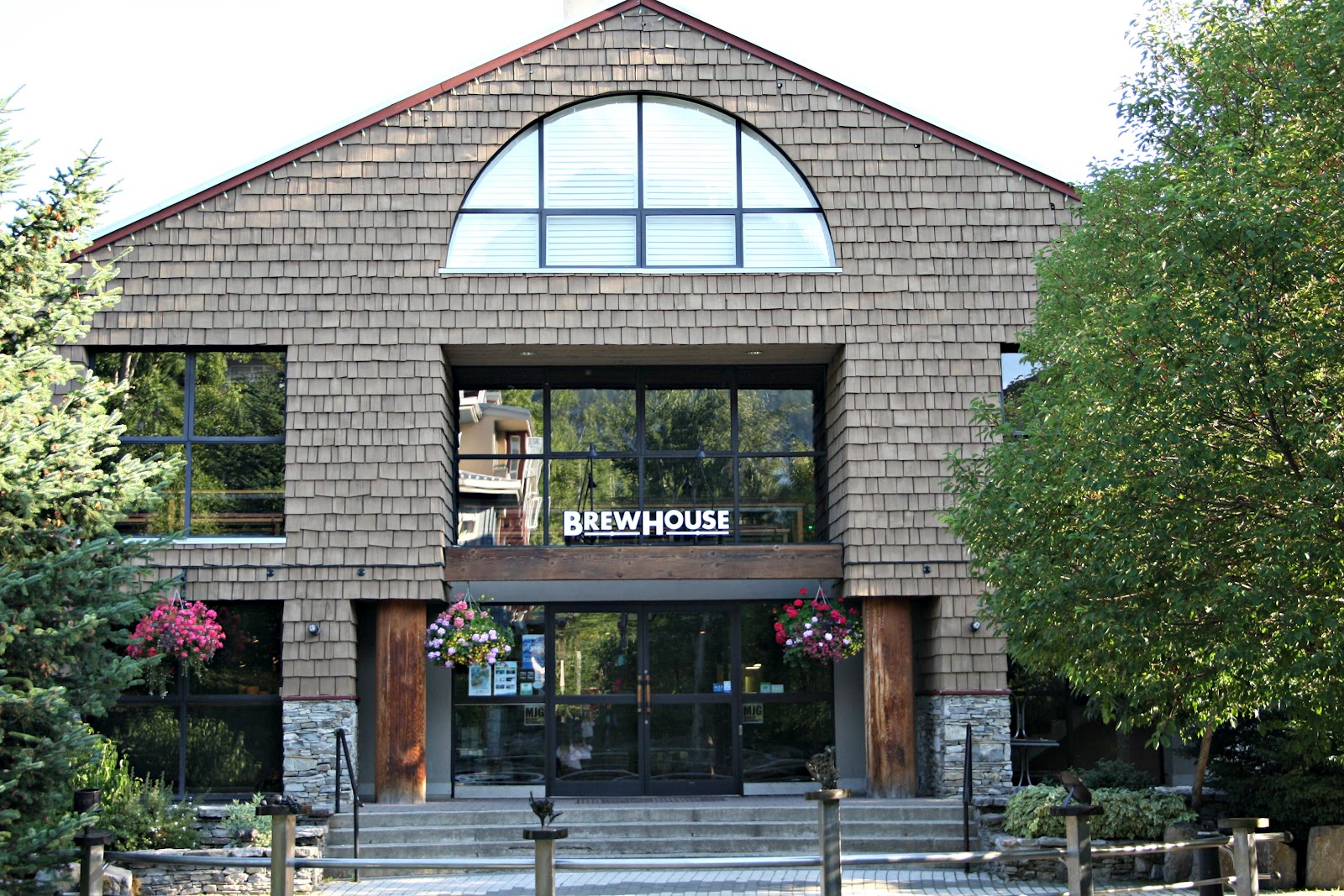 Left Coast Lab Whistler Dining With Dogs