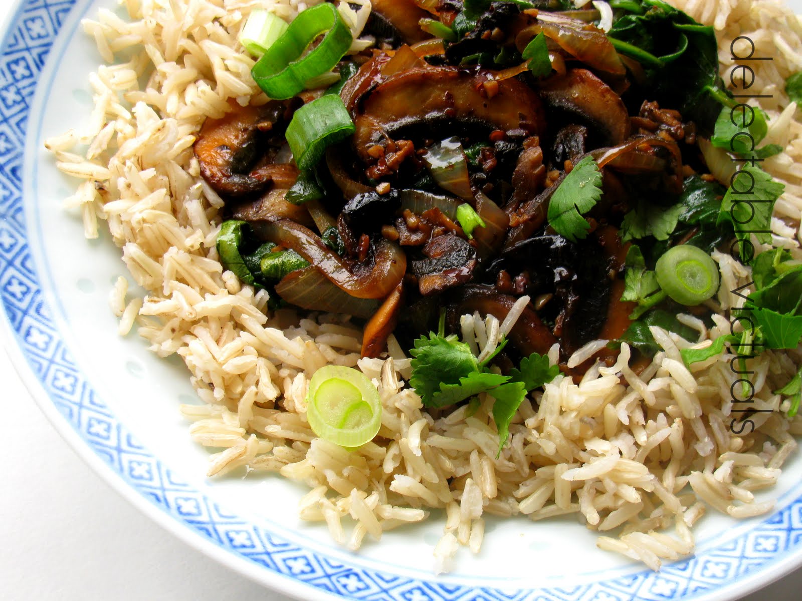 Delectable Victuals: Cremini Mushroom in Chili Garlic Sauce with Brown Rice