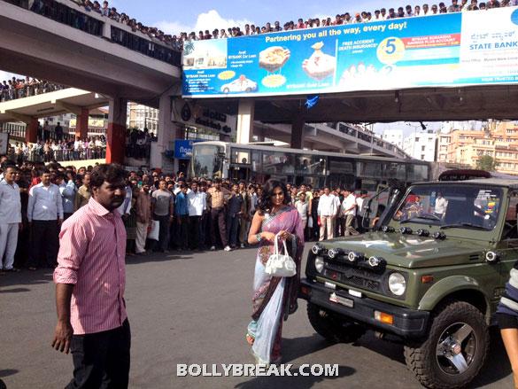 The crowd looks on as Veena Malik gets out in a Light blue and pink sari - Veena Malik Bangalore photos