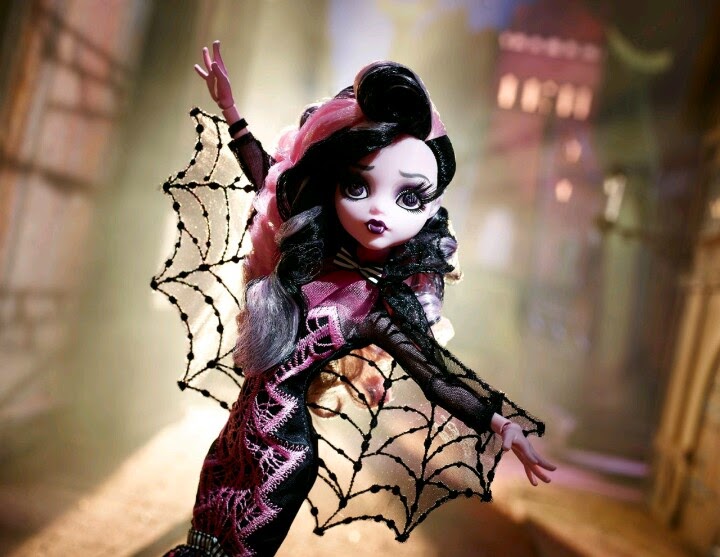Monster High Doll - Draculaura - Grey with Blue Hair - wide 6