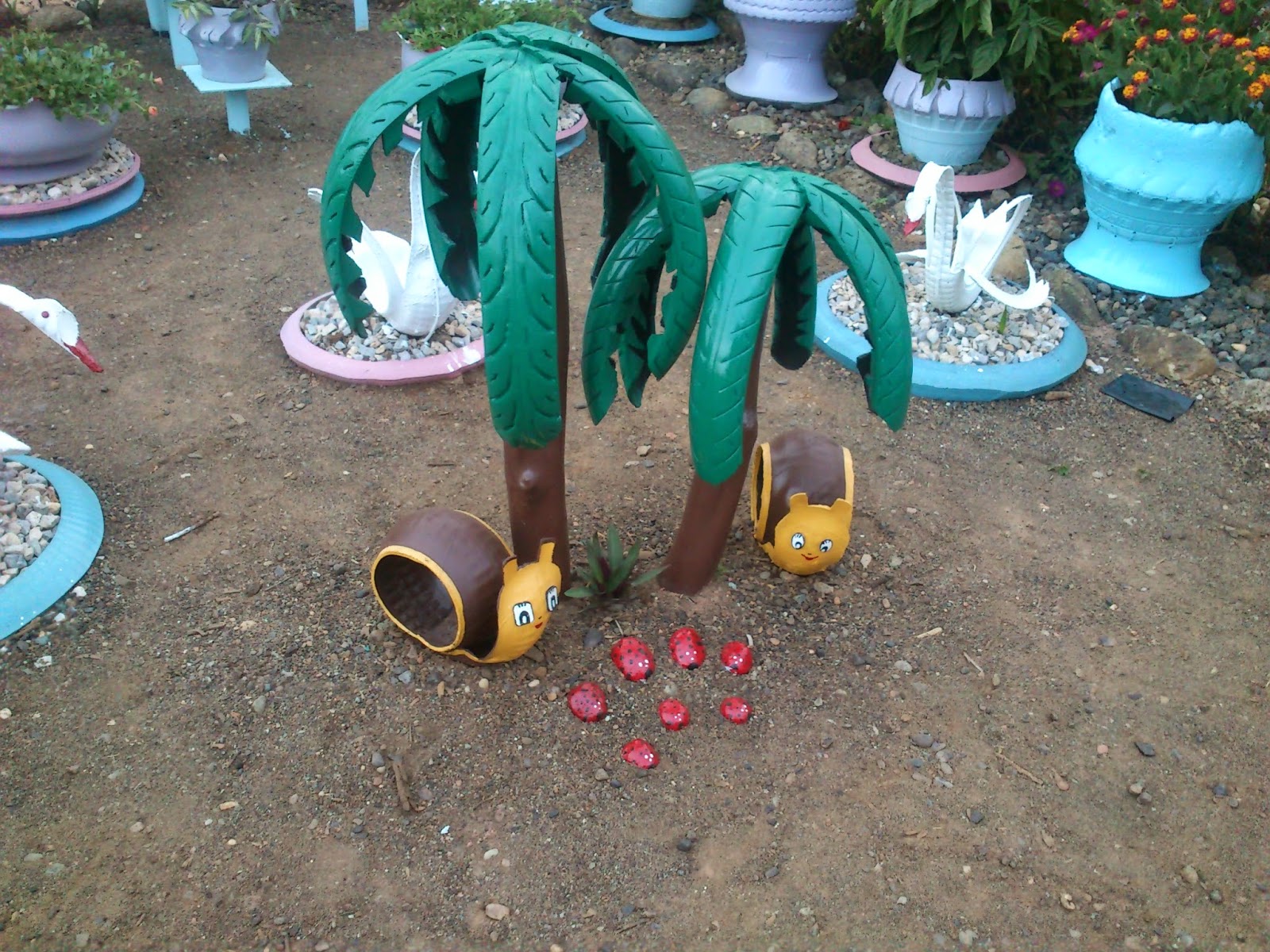 KOMUNITI PEKERJA MALAYSIA: HIASAN PASU BUNGA MENGGUNAKAN TAYAR TERPAKAI