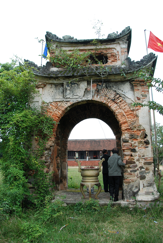 Cổng chùa Hương Tích