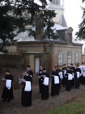 Hoje, jovens eclesiásticos querem a batina.  Foto: seminaristas em cerimônia de tomada de batina