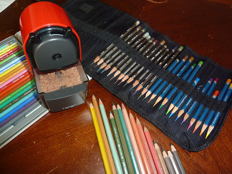 Uni KH-20 Hand Crank Wooden Pencil Sharpener - Red (Japan Import)