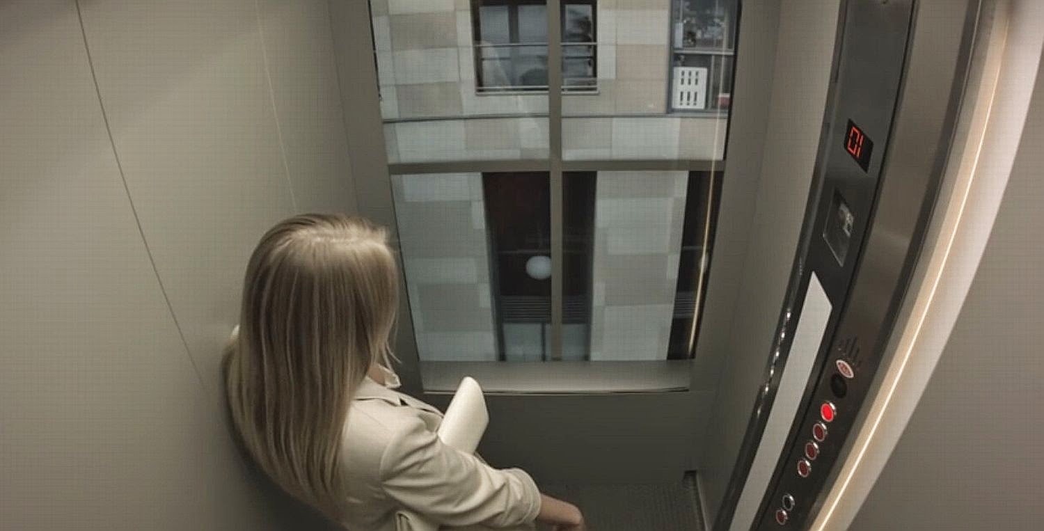 Женщина в чулках разделась в лифте перед камерой