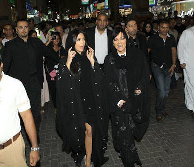 Kim Kardashian Memakai Jubah Di Dubai
