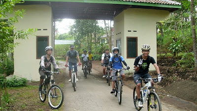 Dari tempat penurunan sepeda, kami harus gowes sekitar 200m untuk menuju garis start. 