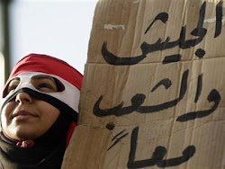 "الشعب والجيش إيد واحدة" الشعار الذى رفعه المتظاهرون بعد انسحاب الشرطة ونزول الجيش