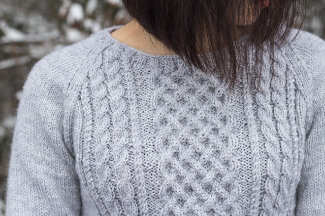 Kostenlose Strickanleitung für einen Damenpullover mit Zopfmuster