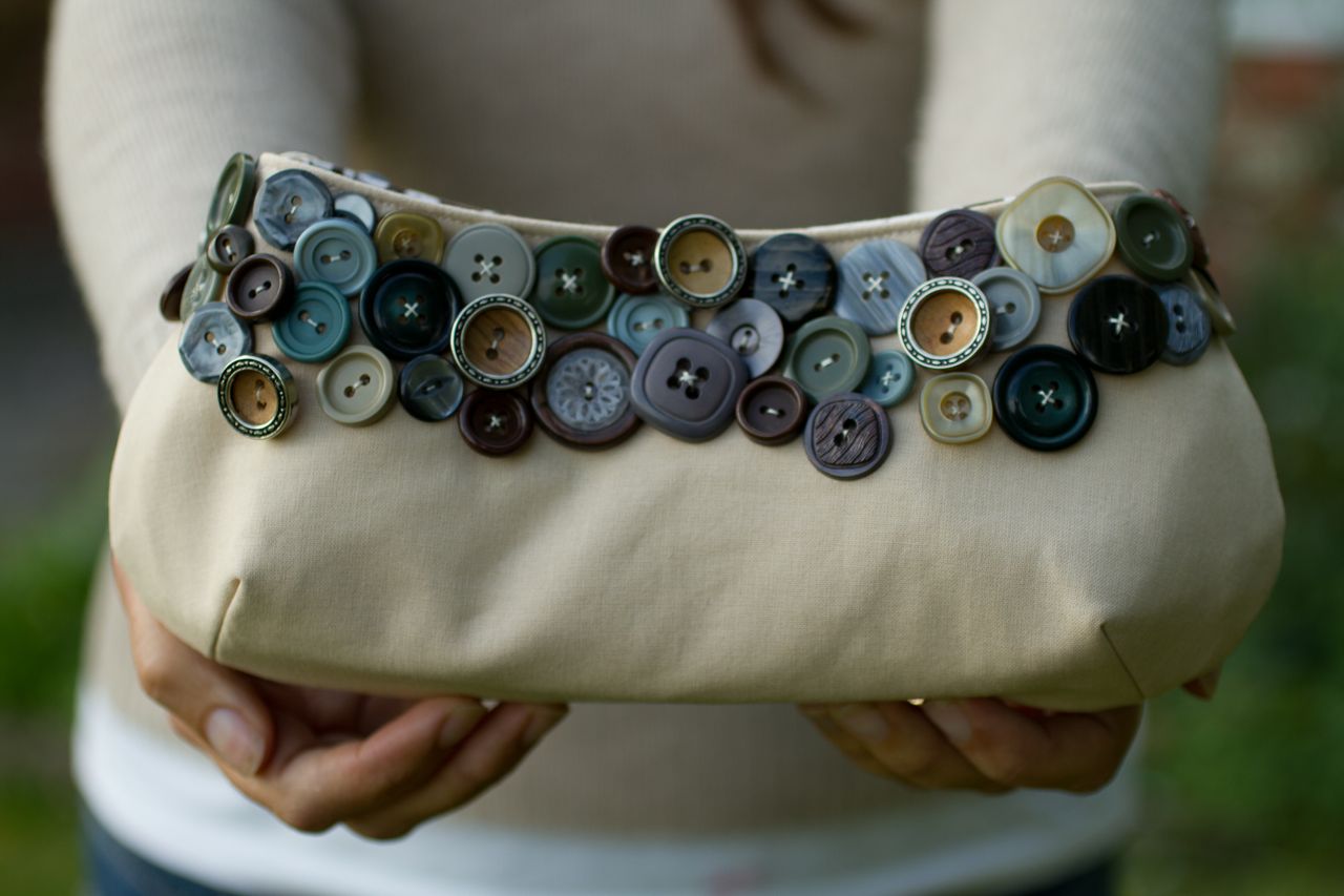 Saídos da Concha Button Clutch