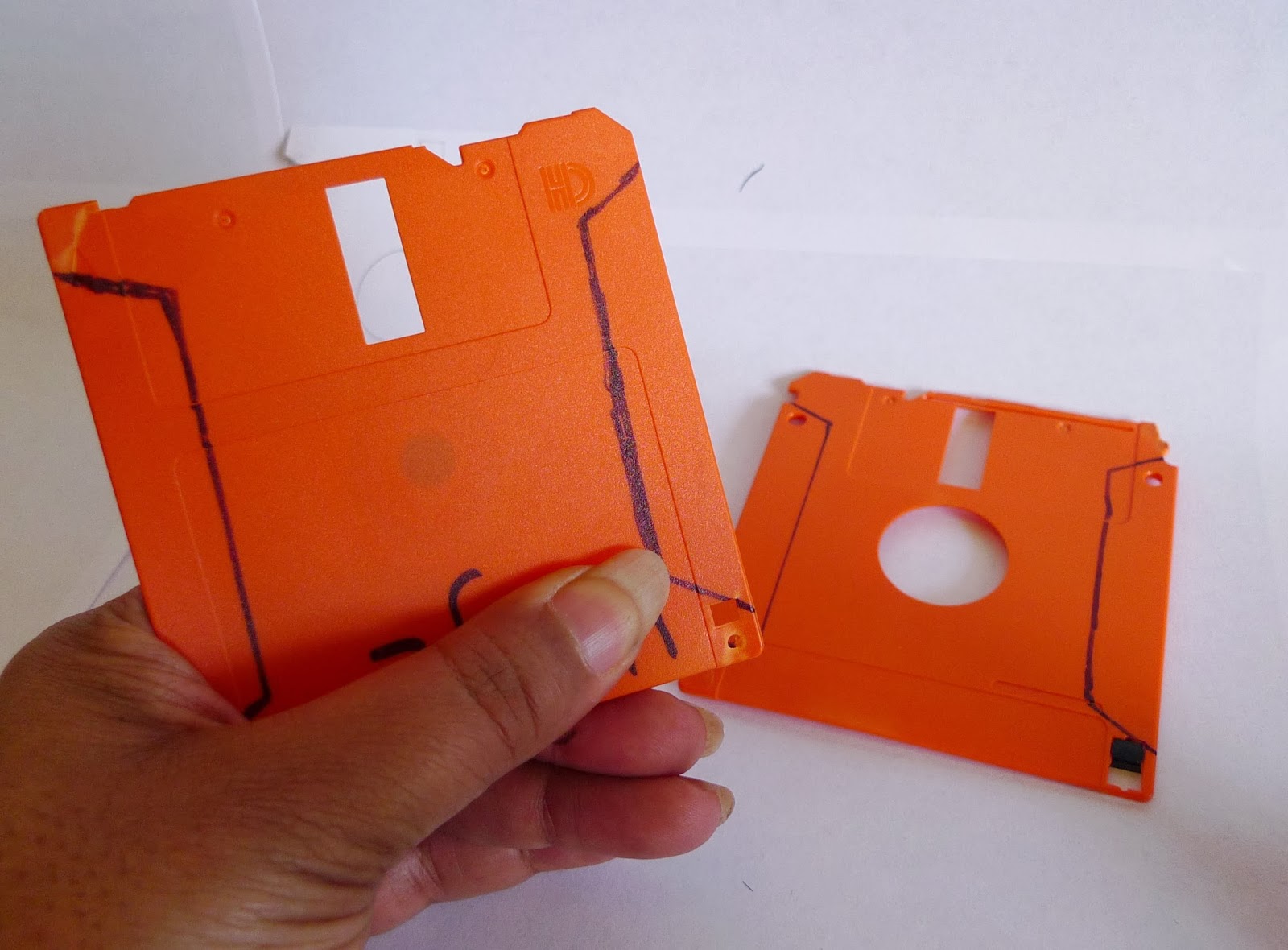 Recycle Old Things into New Floppy Disk Jewelry Chain Caddy