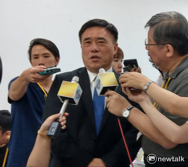 台北市長柯文哲批網友及反年改團體是「王八蛋」,引發爭議。前台北市長郝龍斌今(22)日在臉書嗆柯,「不要再以『王X蛋』來搶走屬於選手的鎂光燈」。(資料照) 台北市長柯文哲批網友及反年改團體是「王八蛋」,引發爭議。前台北市長郝龍斌今(22)日在臉書嗆柯,「不要再以『王X蛋』來搶走屬於選手的鎂光燈」。(資料照)